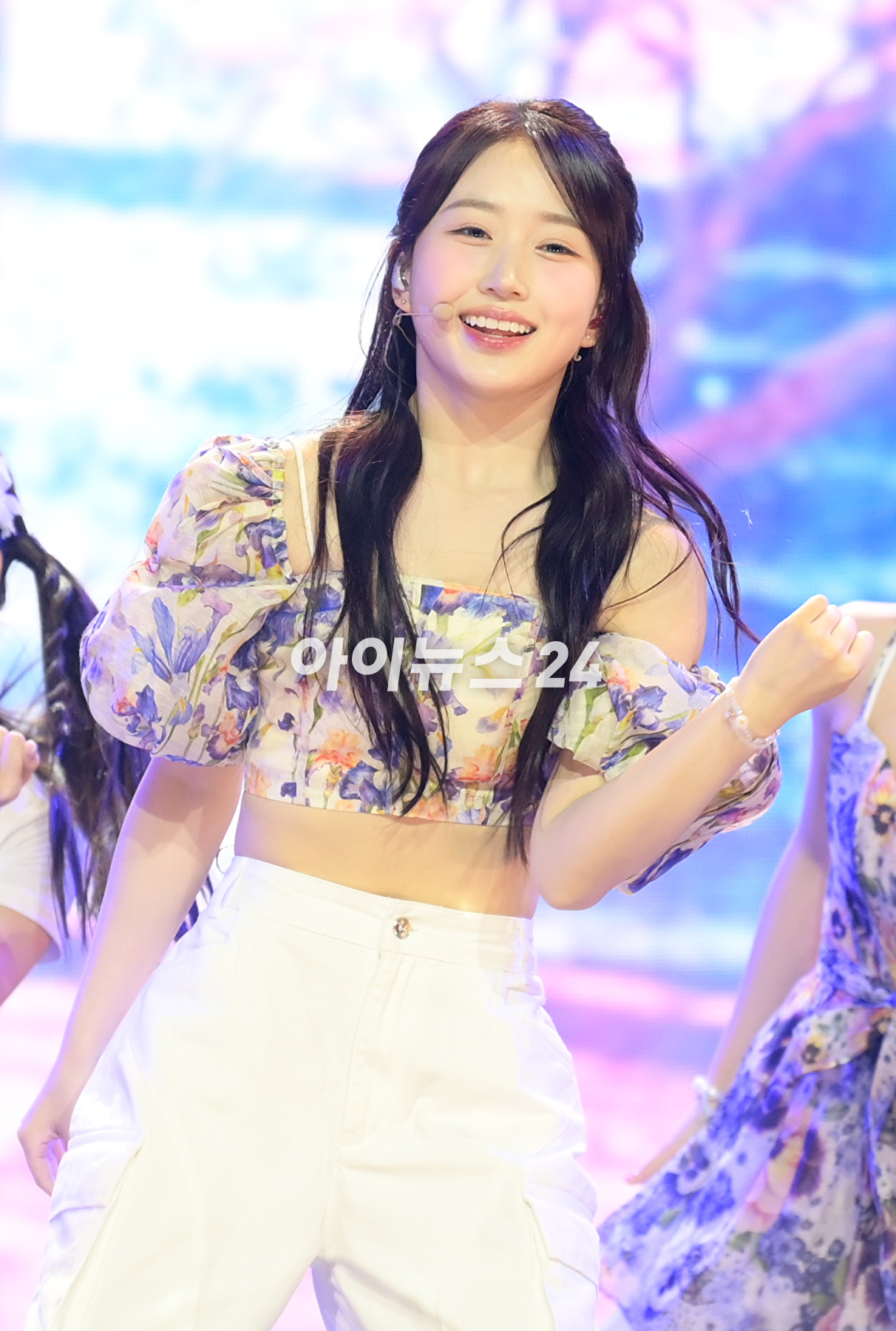 룹 엔믹스 해원이 11일 오후 서울 용산구 한남동 블루스퀘어에서 열린 엔믹스(NMIXX) 세 번째 싱글 앨범 '어 미드서머 엔믹스 드림'(A Midsummer NMIXX's Dream) 발매 기념 쇼케이스에서 타이틀곡 '파티 어클락' 무대를 선보이고 있다. [사진=정소희 기자]