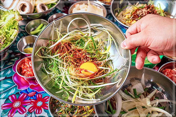 생방송 오늘저녁 수원 인계동 수십가지 반찬, 레트로 옛날 학교 교실 분위기, 냉동 삼겹살 맛집