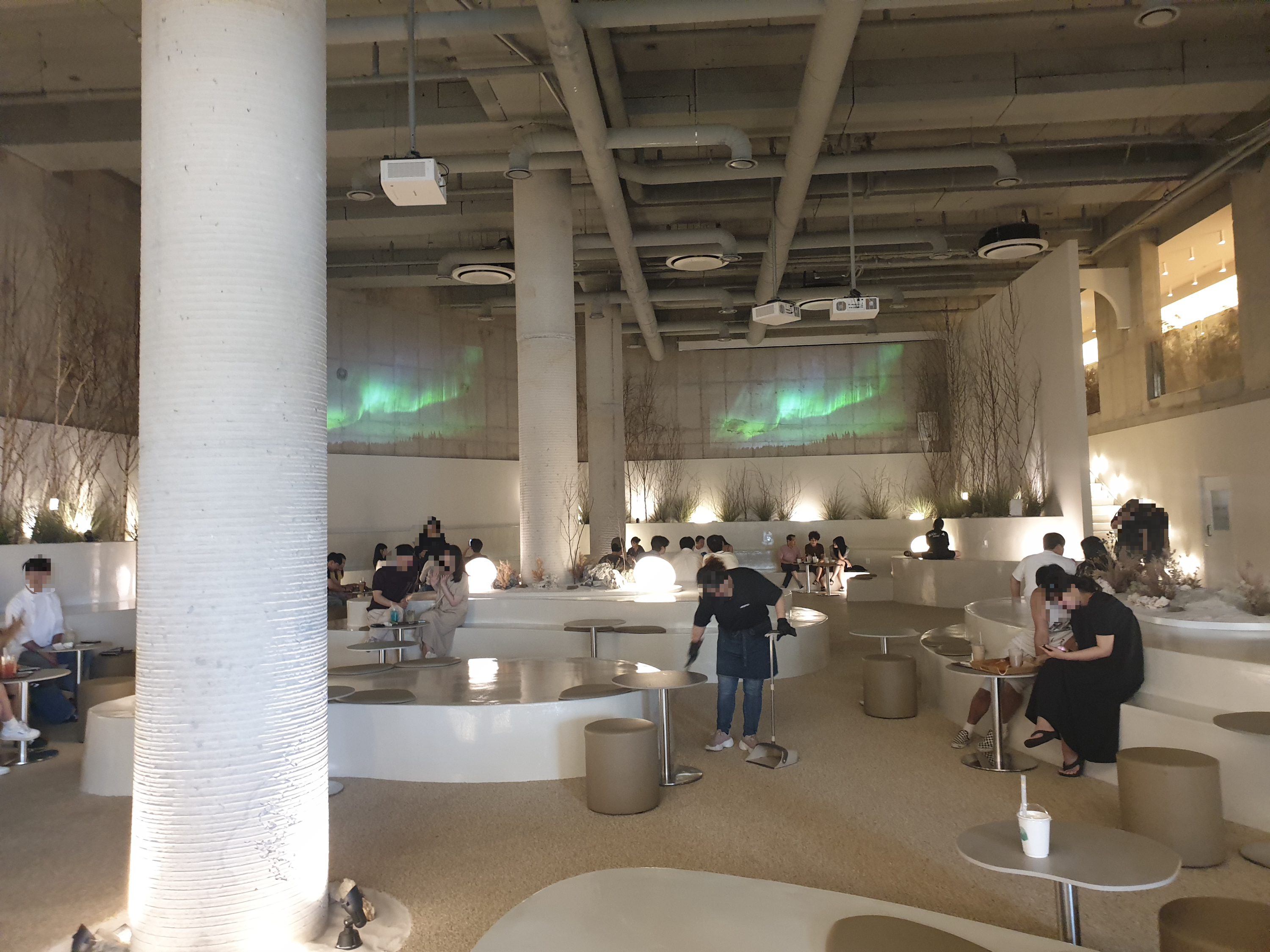 여수 카페 투어: 뷰카페 모이핀 오션(MOIFIN OCEAN) 소개_1층 내부