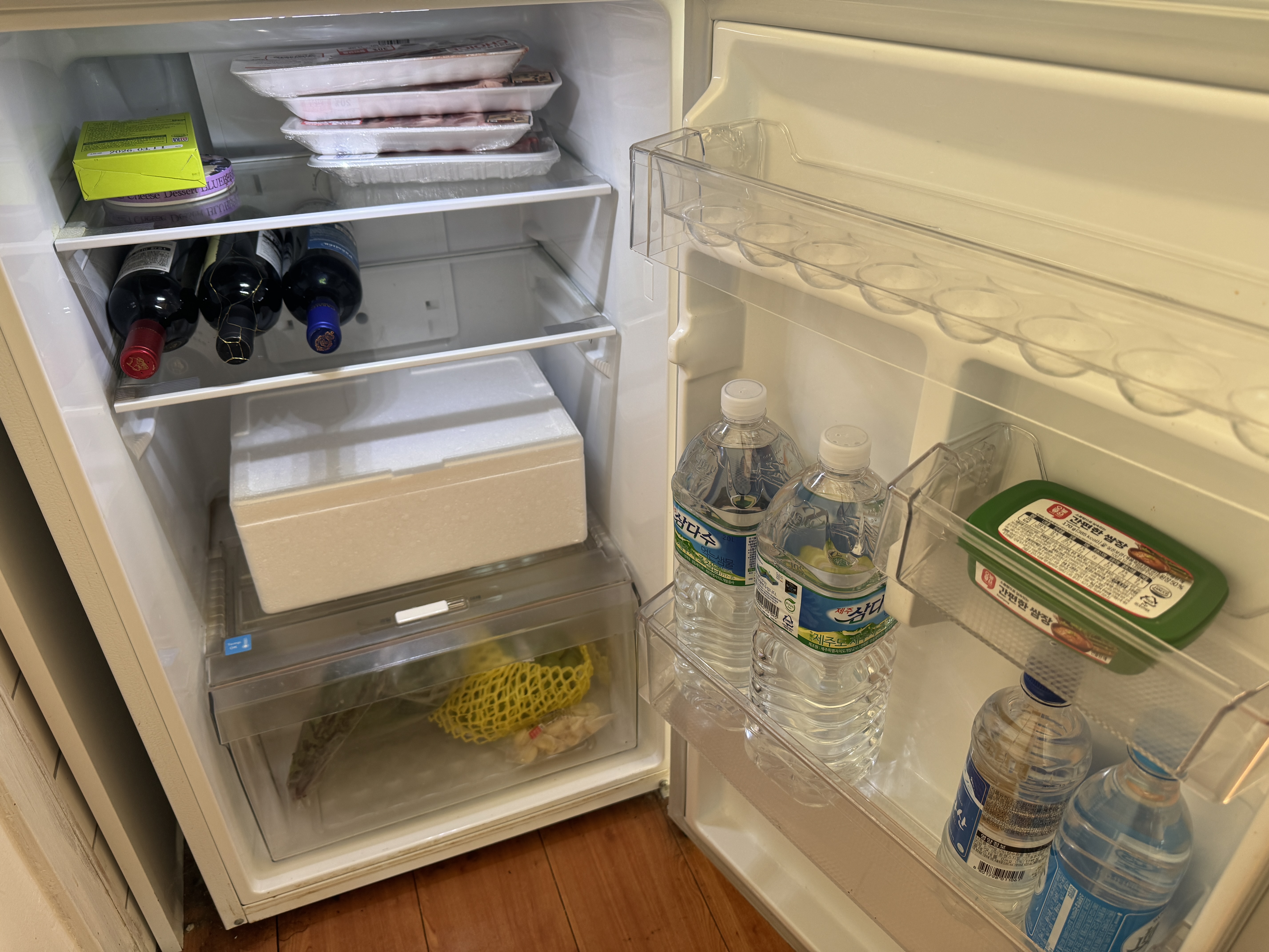 강화도 1박 여행 펜션 도착 후 롯데마트에서 장본 바베큐 재료 냉장고 정리 모습