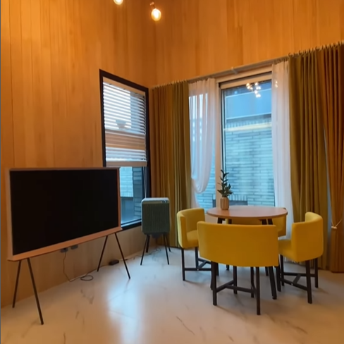 방 하나를 공부방으로 사용.