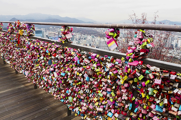 남산타워(N서울타워)-사랑의-자물쇠가-가득달려있는-모습