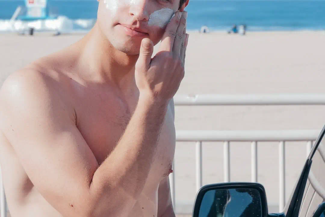 썬크림으로 자외선 차단하여 기미를 없낸 생활 루틴을 만드는 모습2