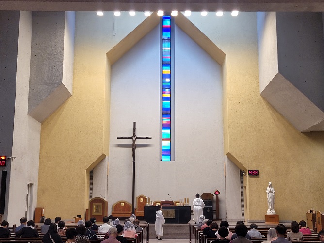 불광동성당 성전 안 제대, 제단, 십자고상, 스테인드글라스 사진입니다.