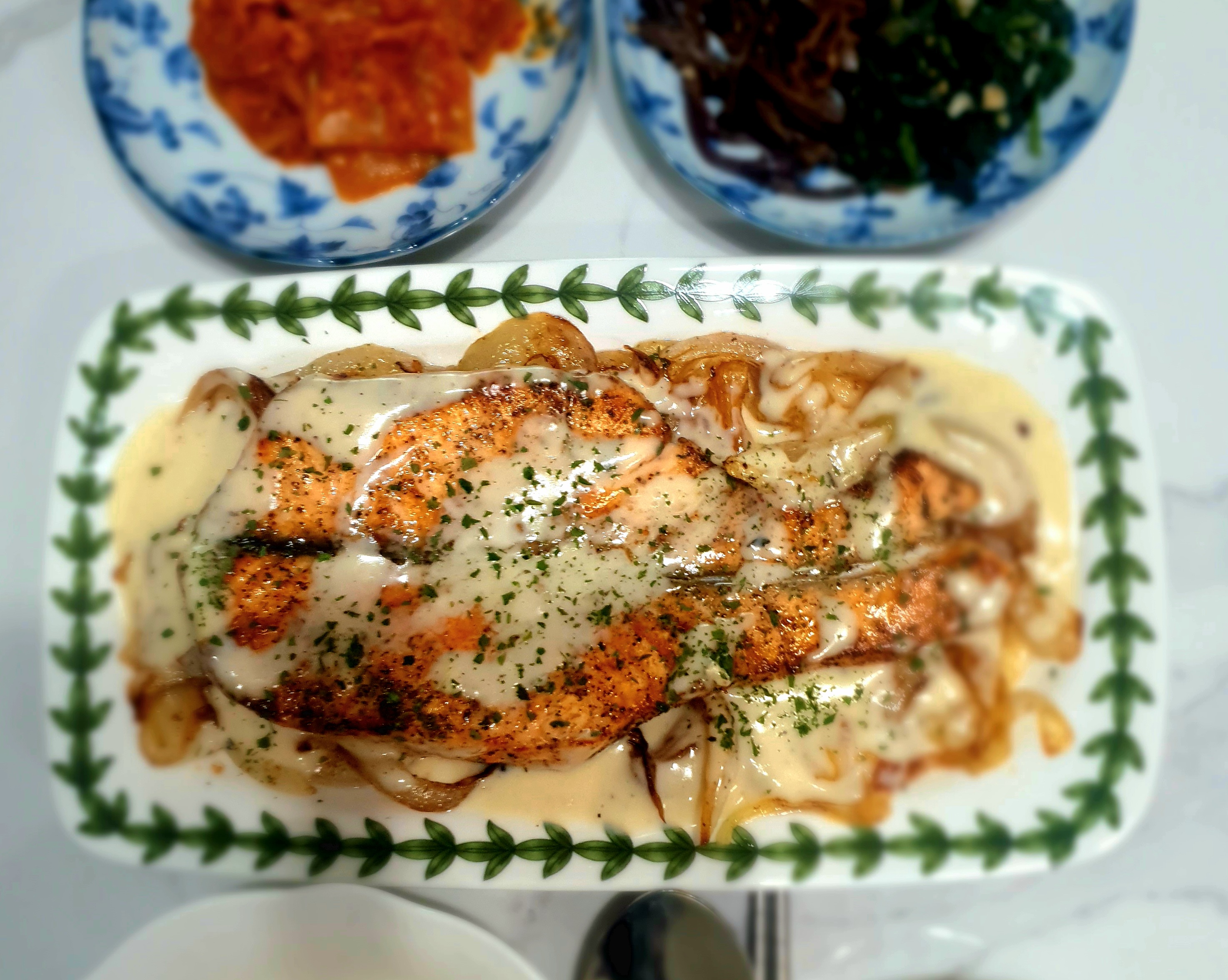 연어가-익으면-접시에-담아-크림-소스를-뿌립니다.