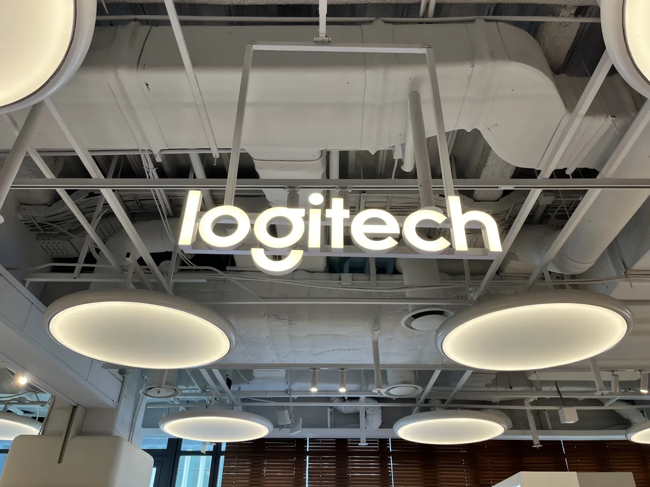 로티켁-오프라인-매장-하얀조명의-간판