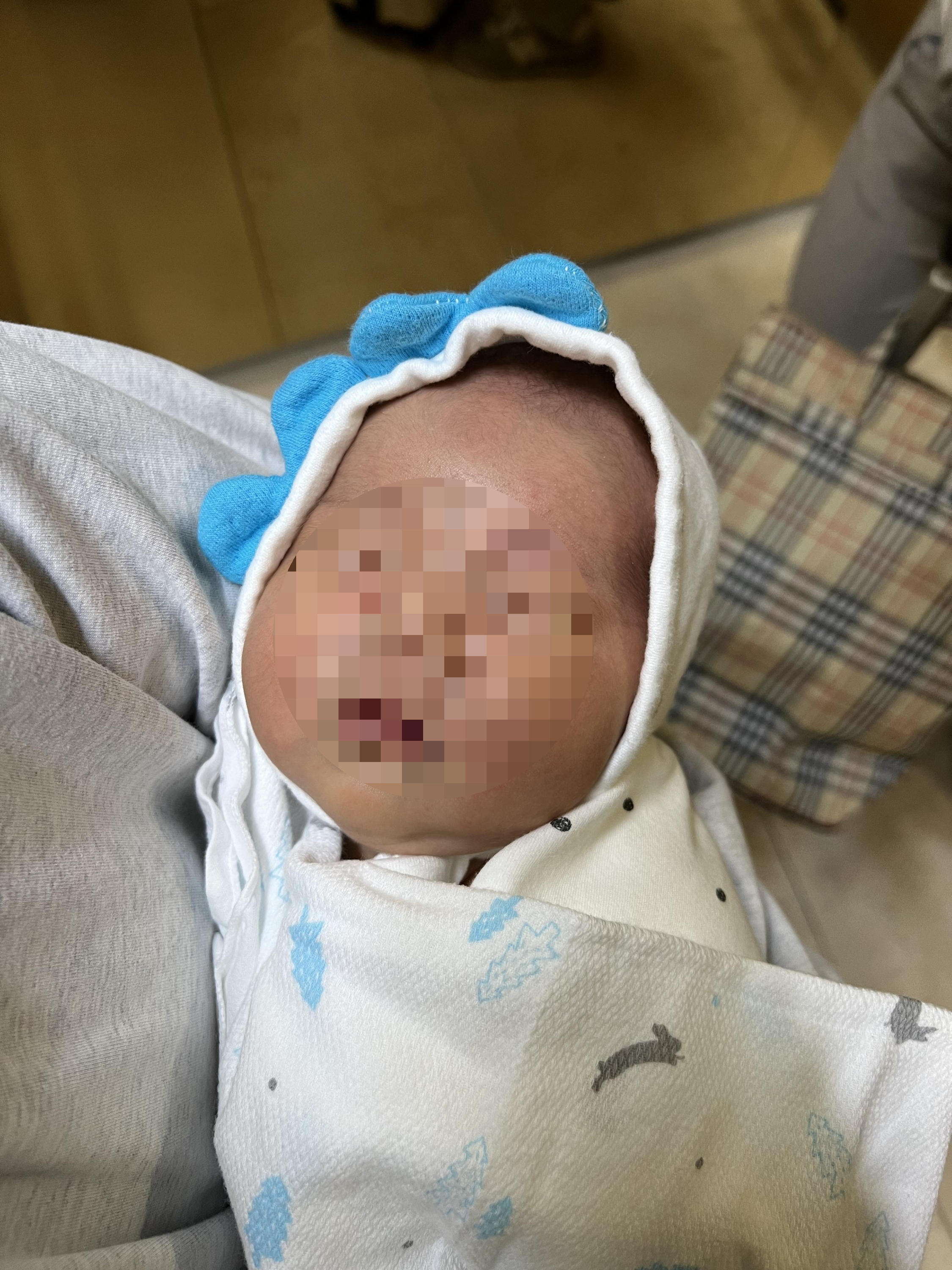 신생아 모자 씌우기