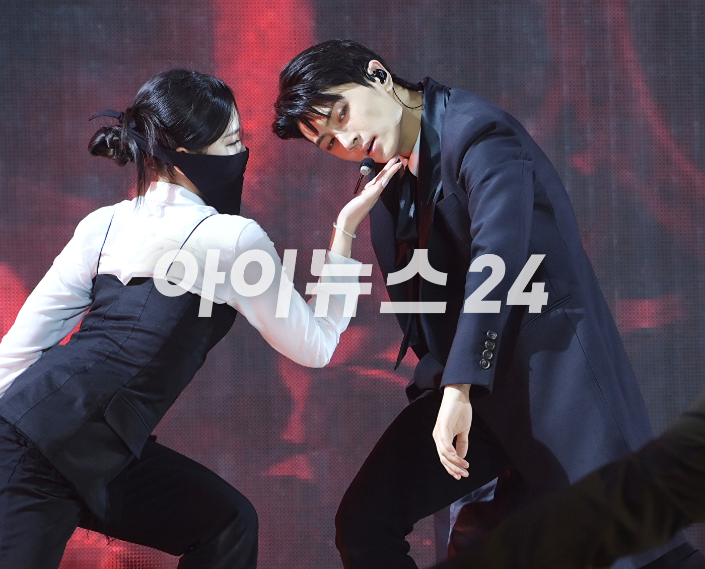 그룹 엔하이픈 제이가 22일 오후 서울 성북구 안암동 고려대학교 화정체육관에서 열린 엔하이픈(ENHYPEN) 미니 4집 '다크 블러드(DARK BLOOD)' 발매 기념 미디어 쇼케이스에서 타이틀곡 '바이트 미' 무대를 선보이고 있다. [사진=정소희 기자]