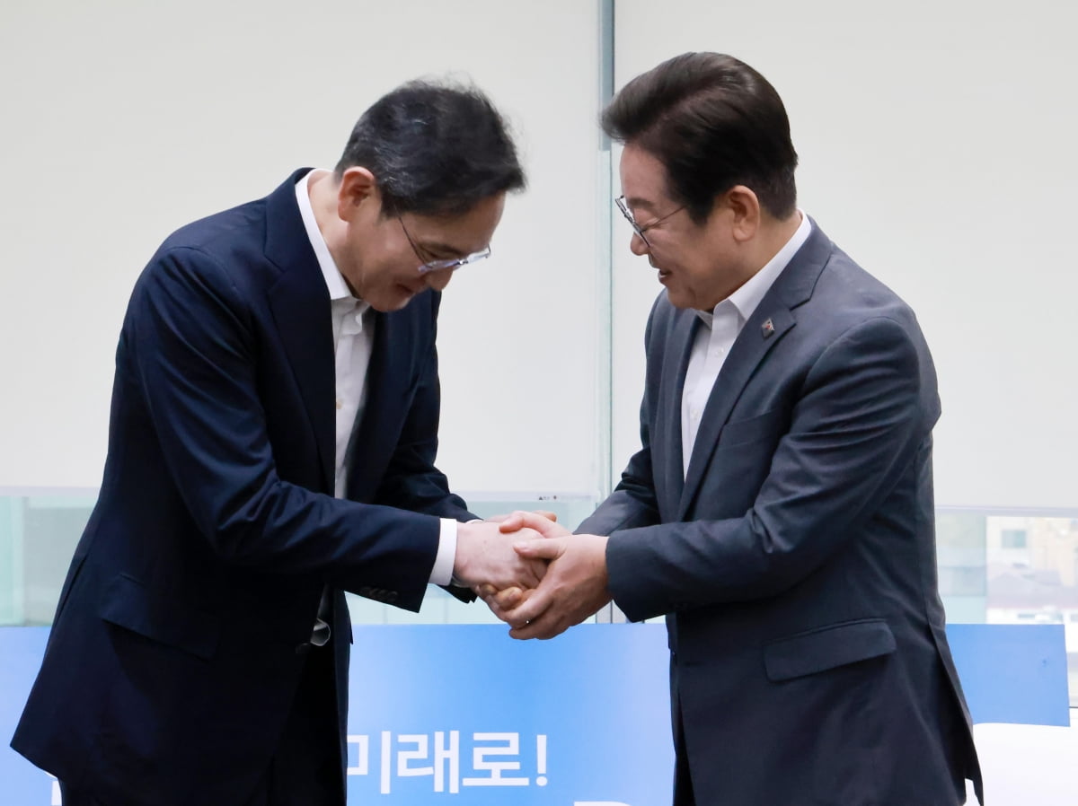 이재명 대통령이 지난 3월 이재용 삼성전자 회장과 서울 강남구 삼성 청년 소프트웨어 아카데미(SSAFY)에서 만나 환담하고 있다.