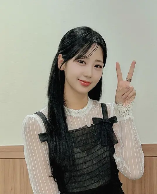 현역가왕- 검정색 망사 원피스 흰색 망사블라우스르르 입고 손으로V자를 그리며 미소짓고 있는 강혜연