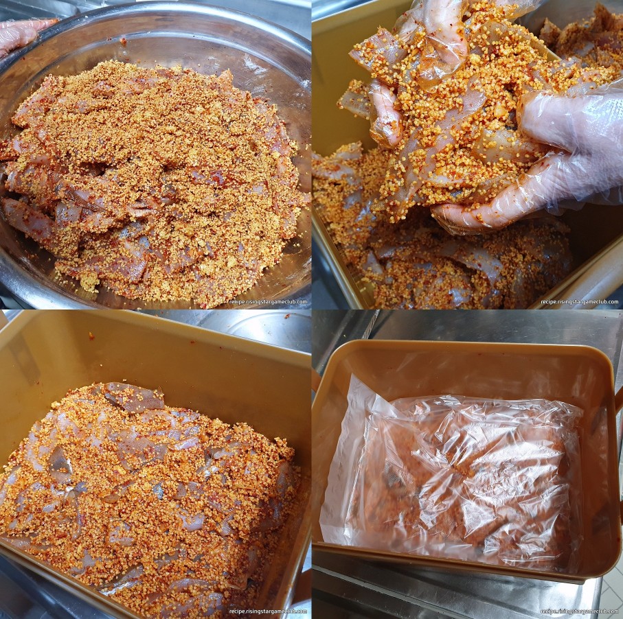양념된 가마지에 매조밥을 넣고 버무려서 밀폐용기에 옮겨 담는 사진