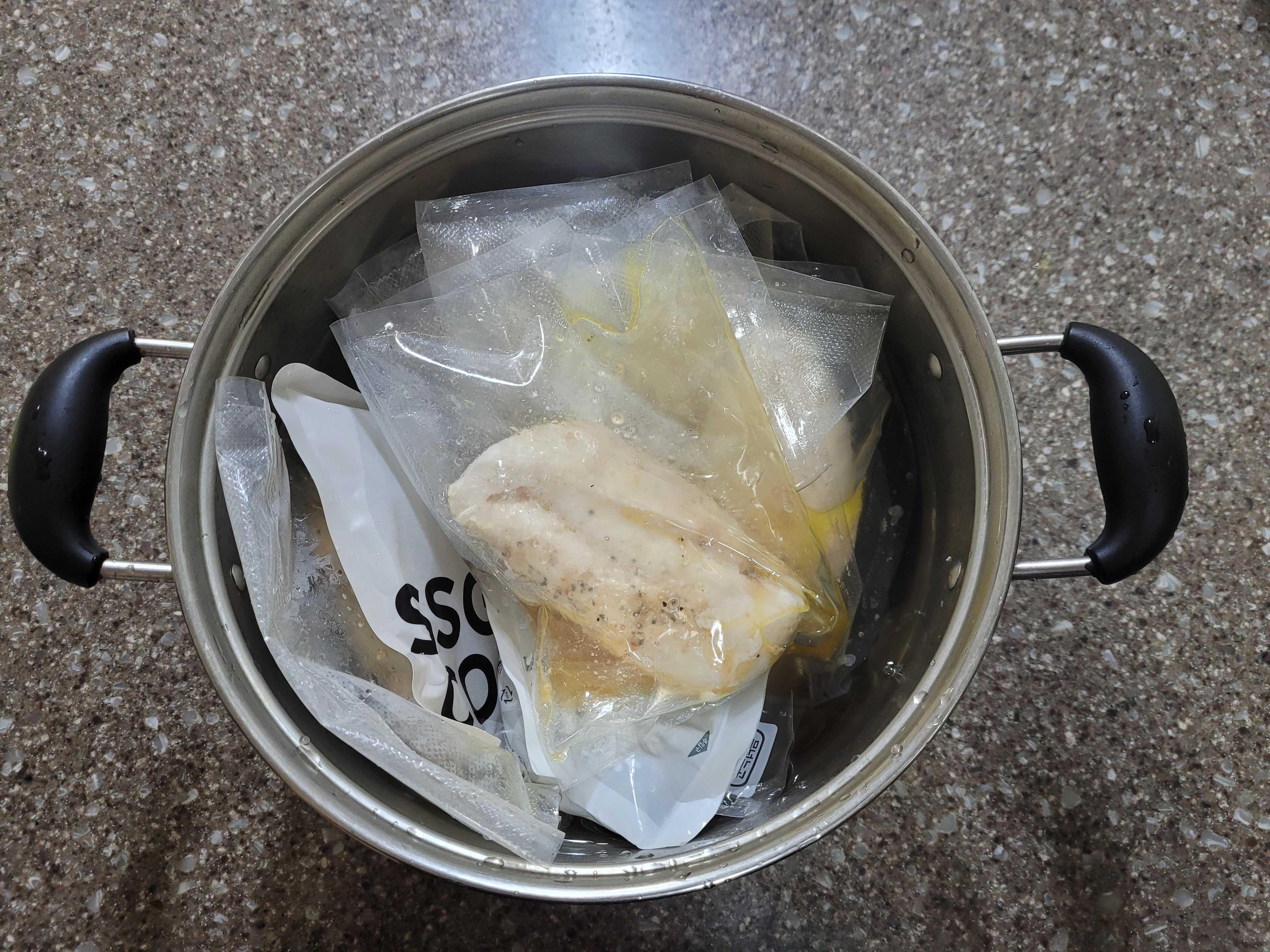 차가운물에 닭가슴살 식혀주기