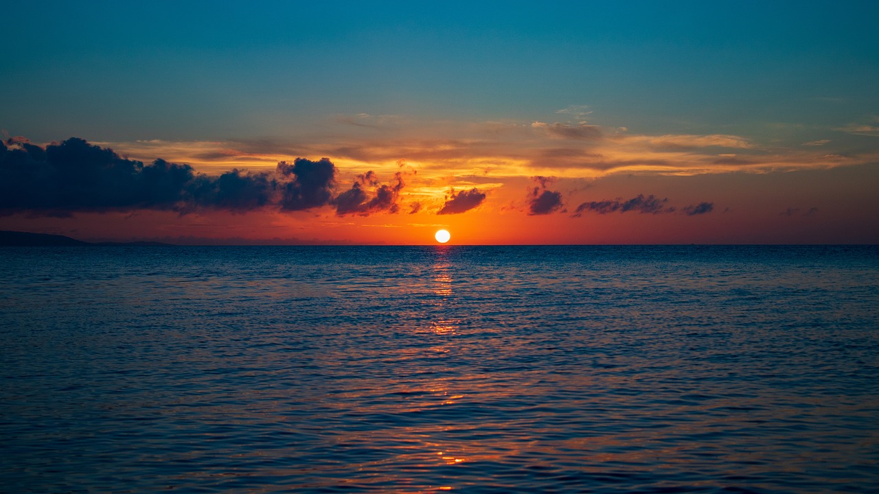 잔잔한 겨울 바다 위로 부드럽게 깔린 석양 관련 사진