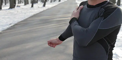 오십견 예방 스트레칭 이미지