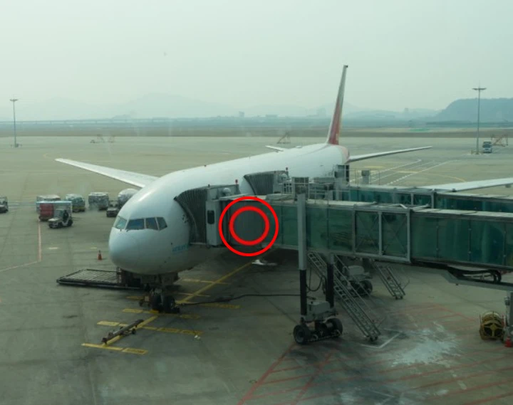 유모차, 카시트을 아래로 빼서 손으로 위탁 수하물 위로 넣어줘요