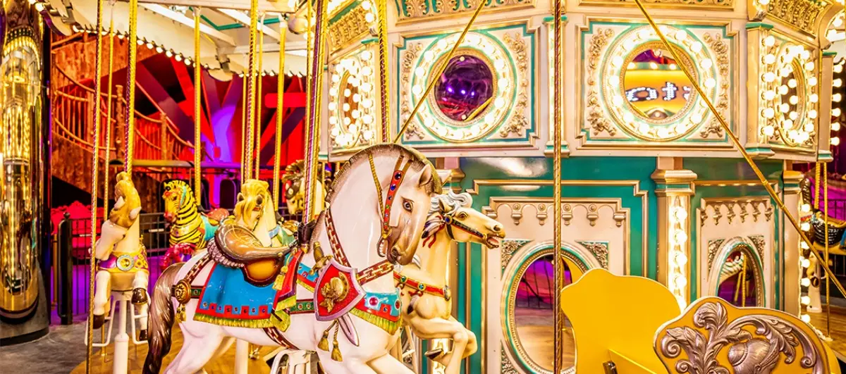 원더박스-회전목마-금장을-두른-흰-목마-화려한-조명