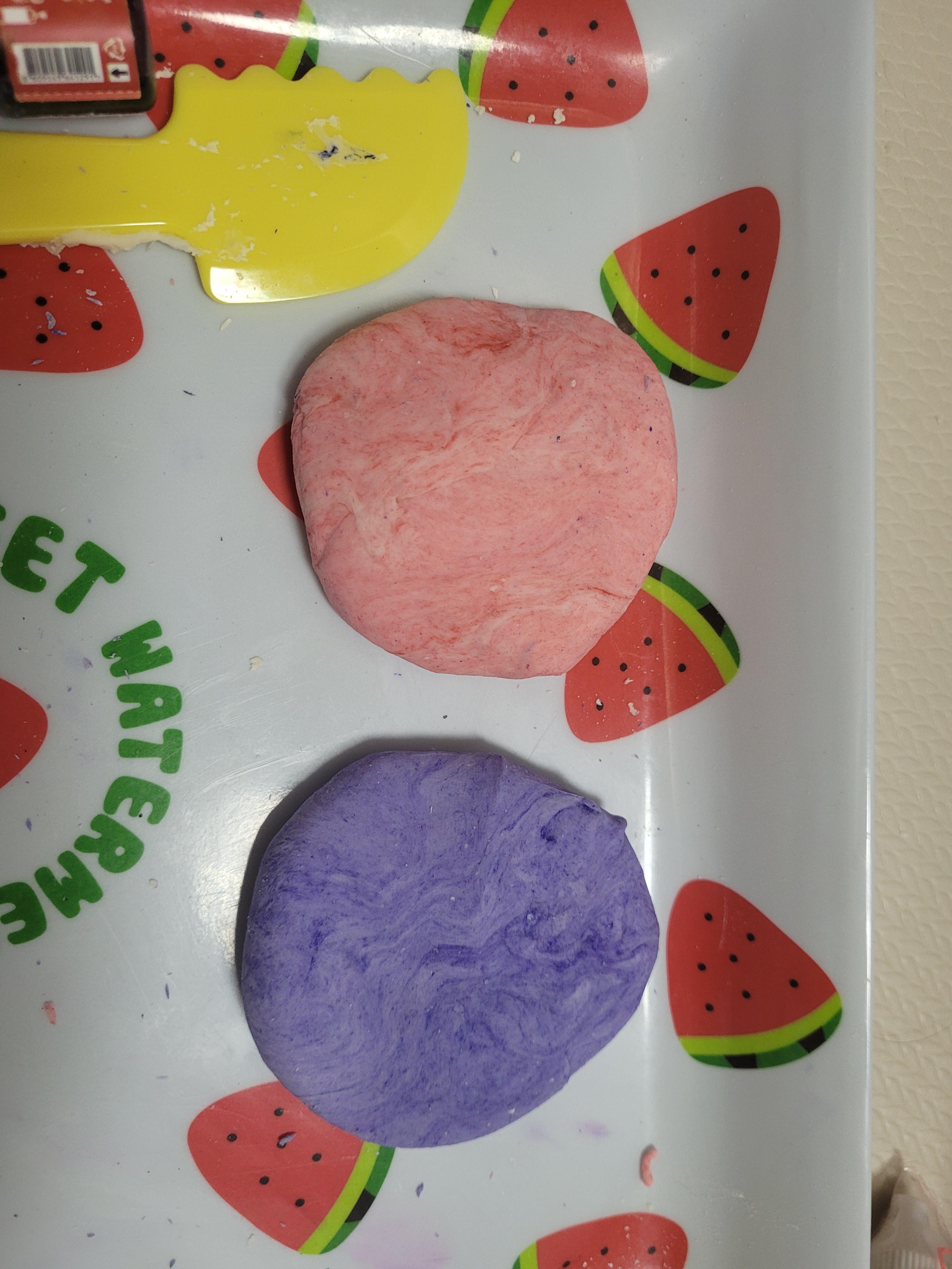 식용유 넣어서 반죽하기