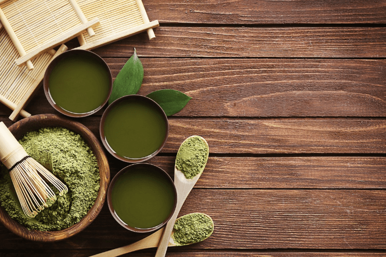 말차 녹차 차이, 찻잔에 든 말차와 말차가루 제조도구