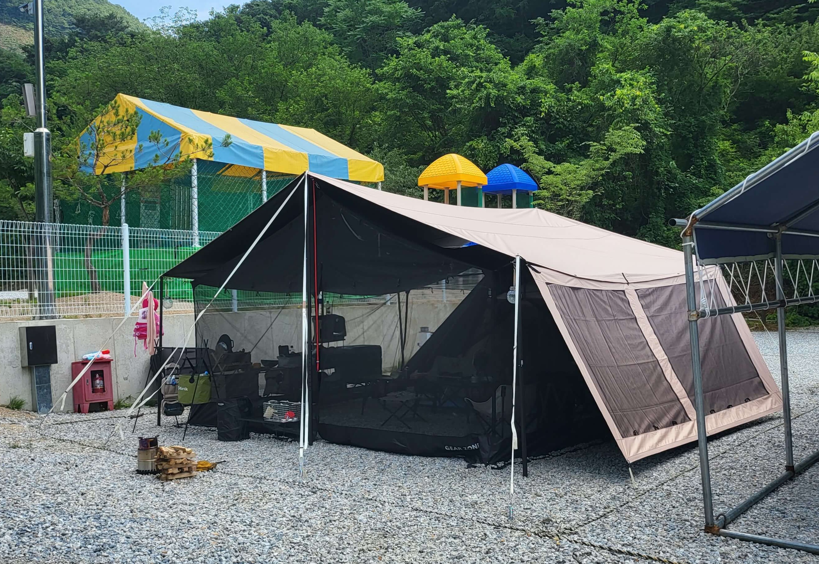 한 여름 캠핑에는 메쉬쉘터로 벌레차단