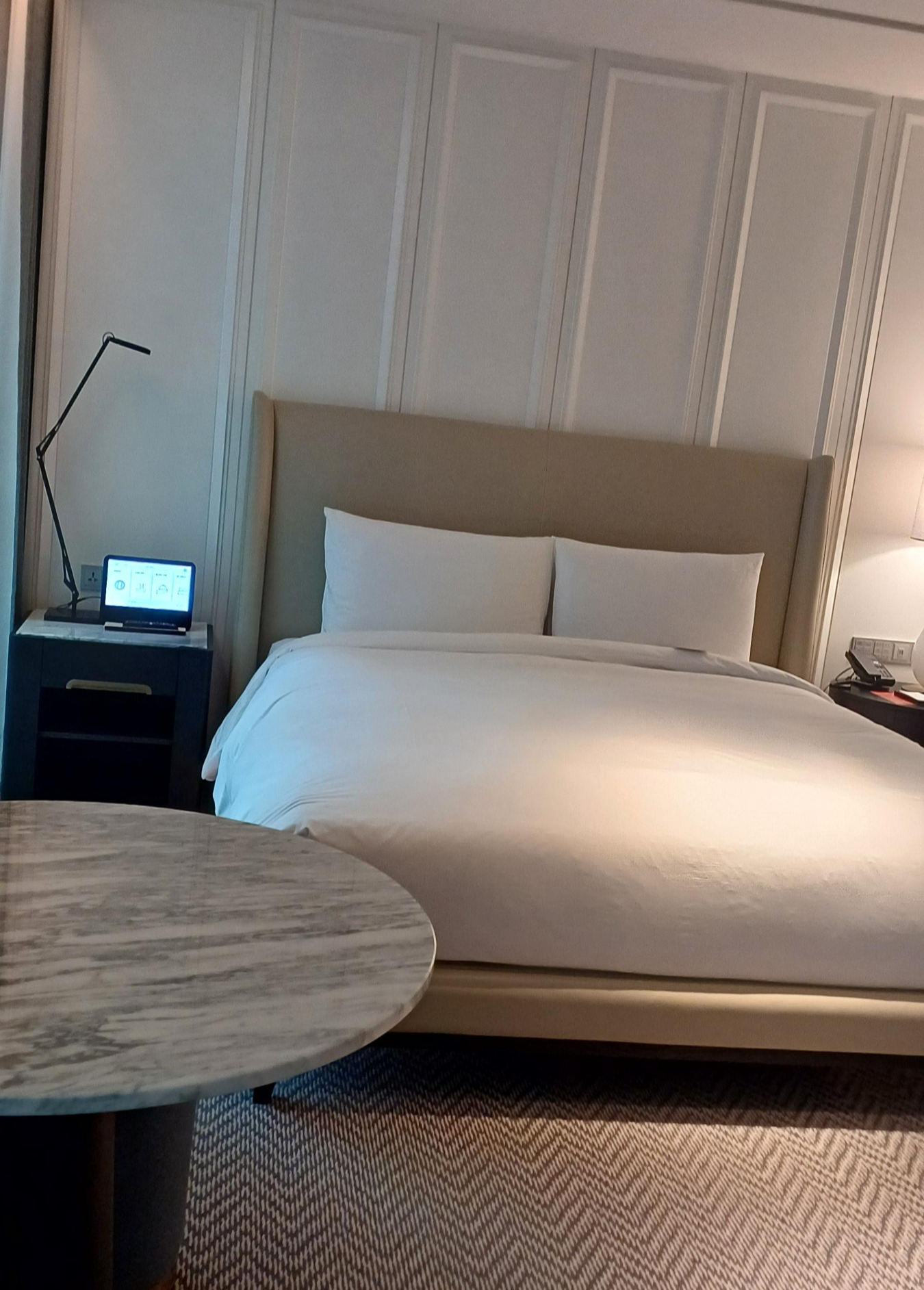 호캉스-소피텔앰배서더-수영장-6