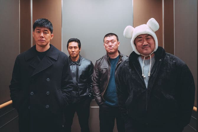 엘리베이터 문이 열리고 주인공의 일당 4명이 등장하는 장면