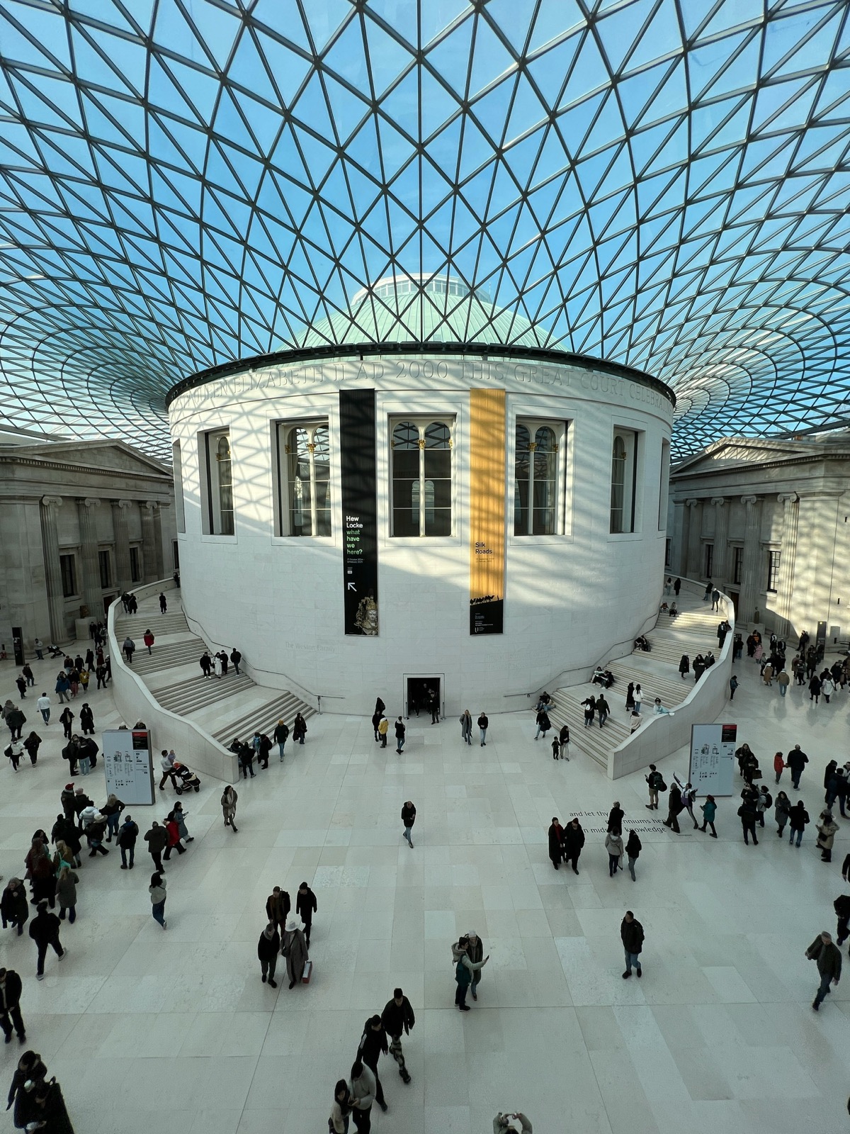 웅장한 대영 박물관 그레이트 코트 내부 전경