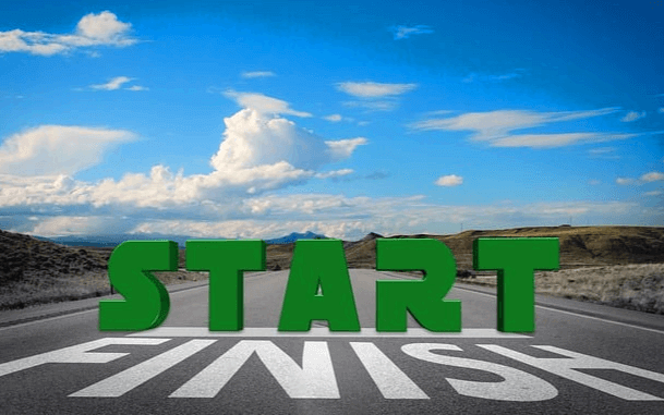 고속도로 바닥에 하얀색 영문자로 FINYSH가 적혀있고 그 위에는 초록색 영문자로 START가 세워졌다.