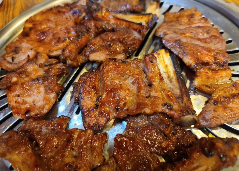 초벌되어 나온 생생정보 27년 전통 숯불돼지갈비