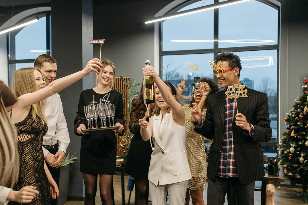 즐겁게 파티하는 친구들