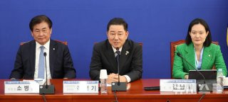 정년 1년 연장, 일자리 문제 5만명 은퇴 미뤄지지만, 청년 일자리도 그만큼 줄어