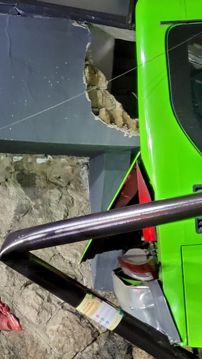 webp_응봉동 마을버스 8번 사고 제보 허물어진 벽면