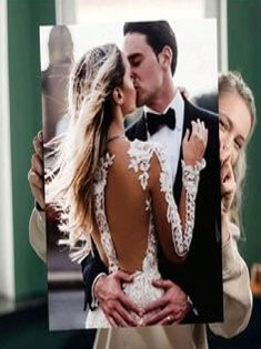 남편이-다른-여성과-춤을-추며-키스하는-모습을-뒤에서-여성이-지켜보는-방면