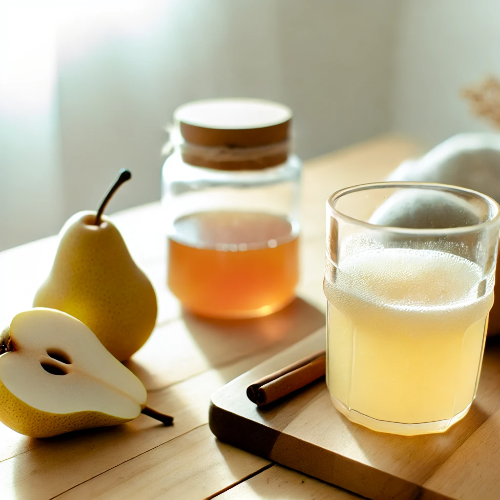 나무 테이블 위에 갓 만든 배즙 한 잔과 슬라이스된 한국 배, 꿀병, 계피 스틱이 따뜻한 자연광 아래 놓인 아늑하고 소박한 주방 장면.