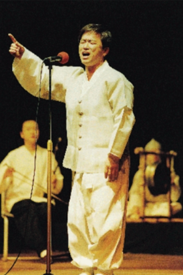 무대에서 열창하는 소리꾼 장사익의 공연 모습