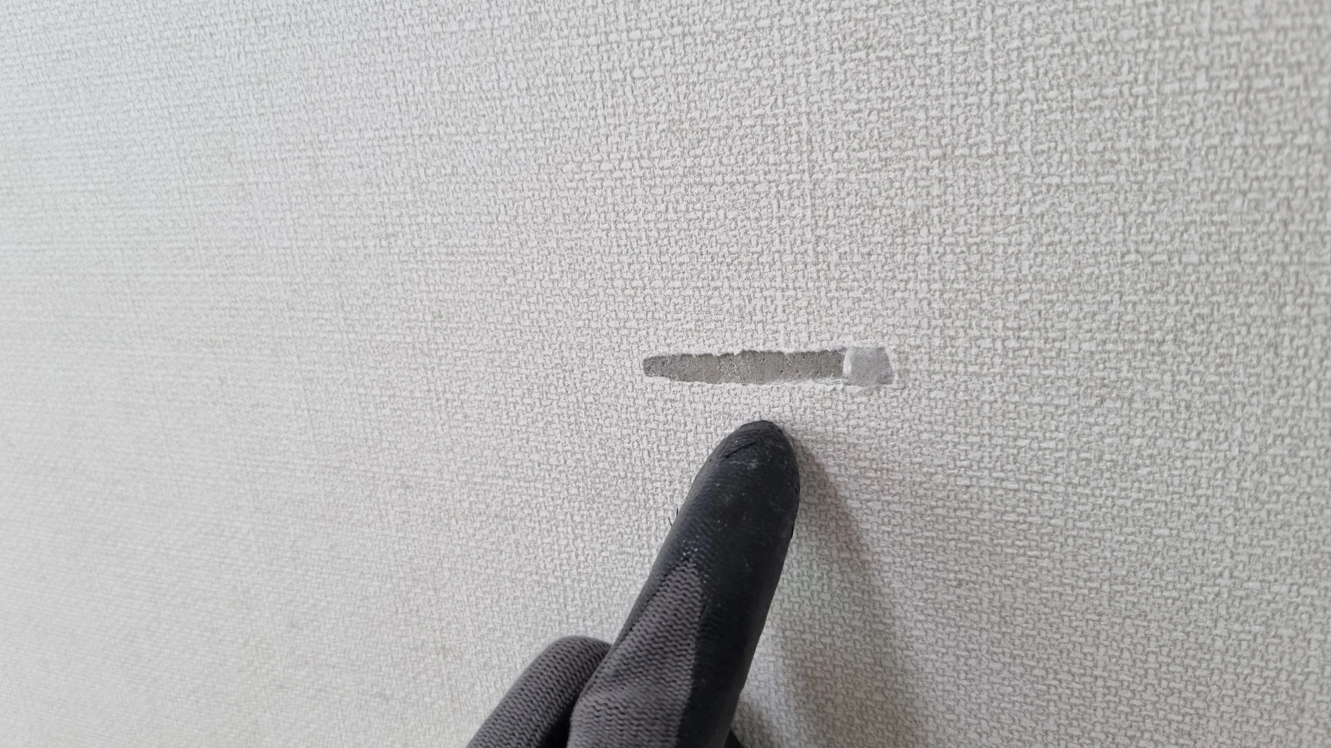 벽지 찢어진 곳