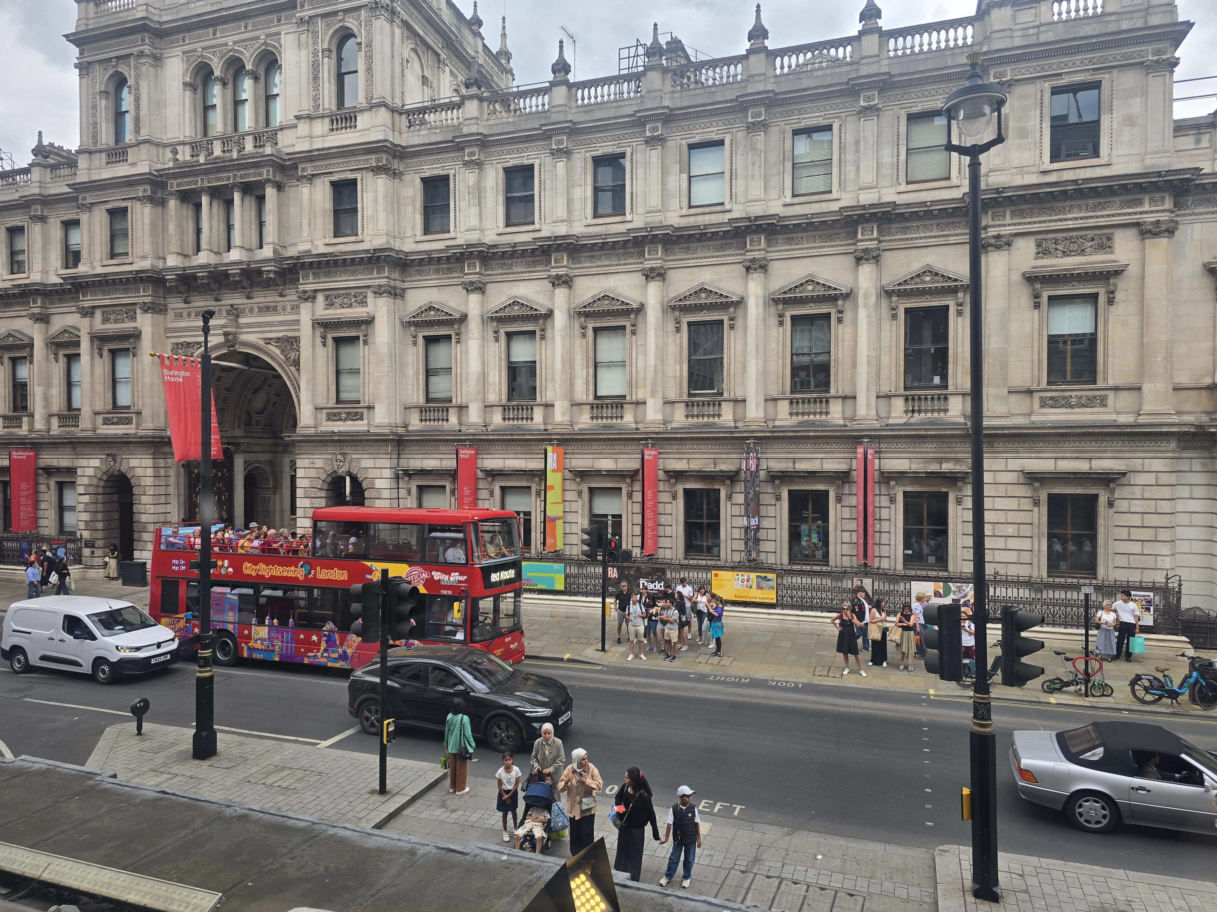 포트넘 앤 메이슨 더 팔러에서 바깥을 보며 찍은 사진