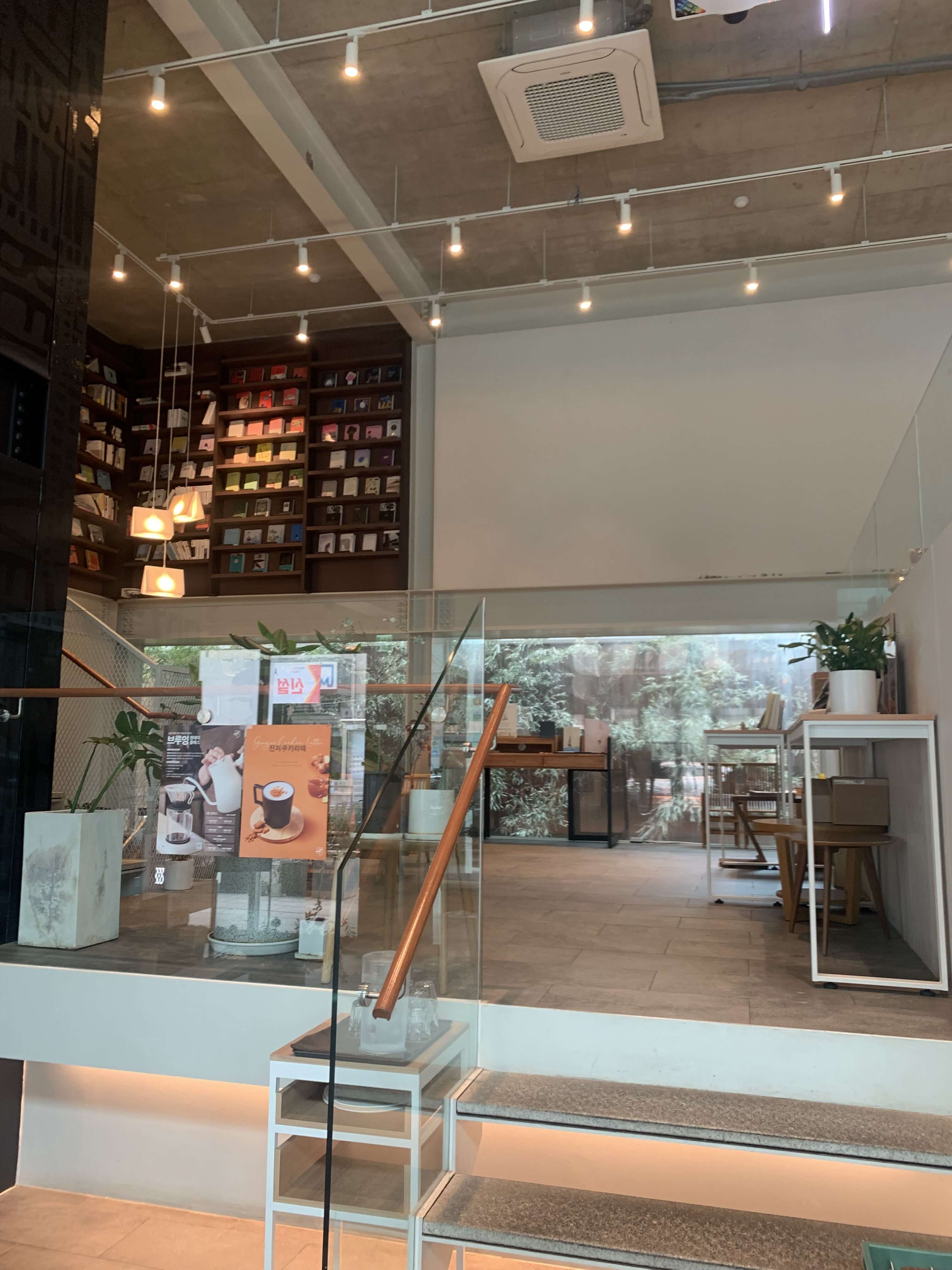 2층으로 올라가는 계단