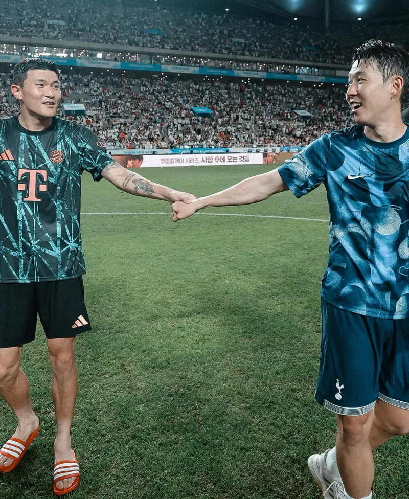손흥민과 김민재가 손을 맞잡고 웃는 장면