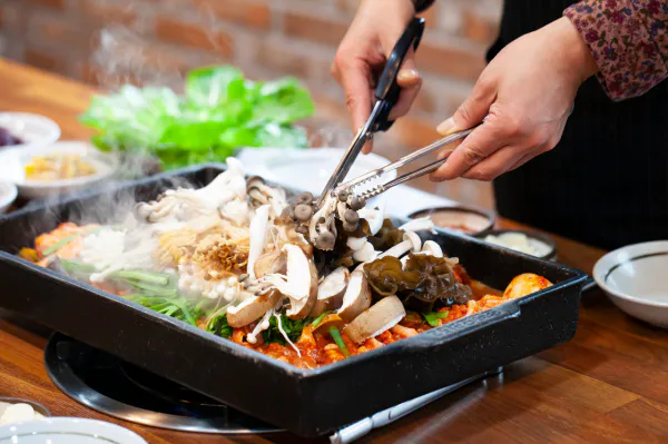 우와한 식당 오리주물럭 오리 버섯 부추