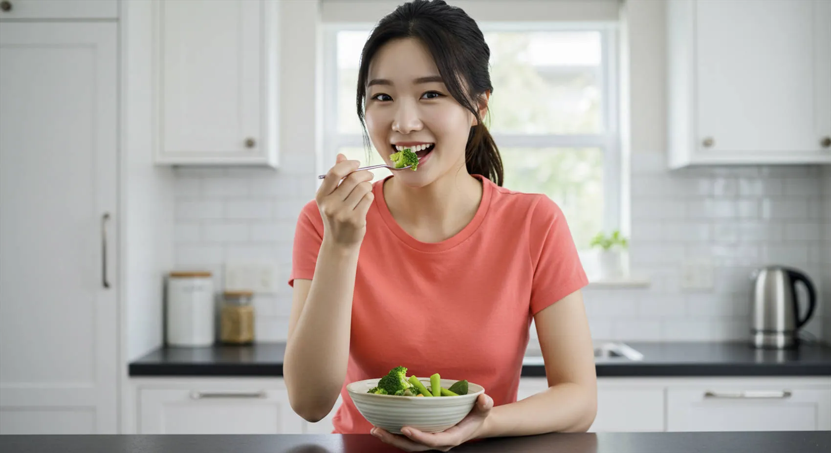 식탁에서 브로콜리는 먹고있는 여성 이미지