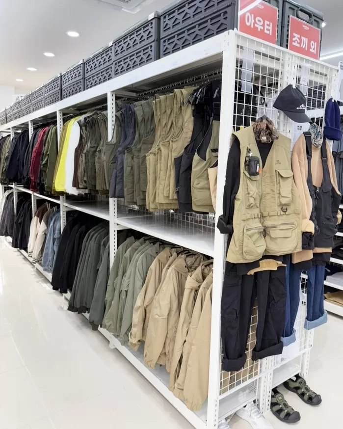 튼튼한 반팔티가 4,900원, MZ가 사랑하는 워크패션, 성수 · 명동 매장