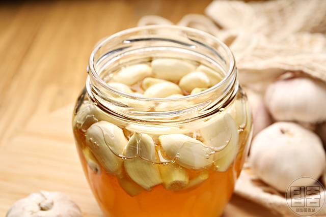 아랫 배가 찬 사람에게 좋은 음식 배가 찬 체질 꿀마늘