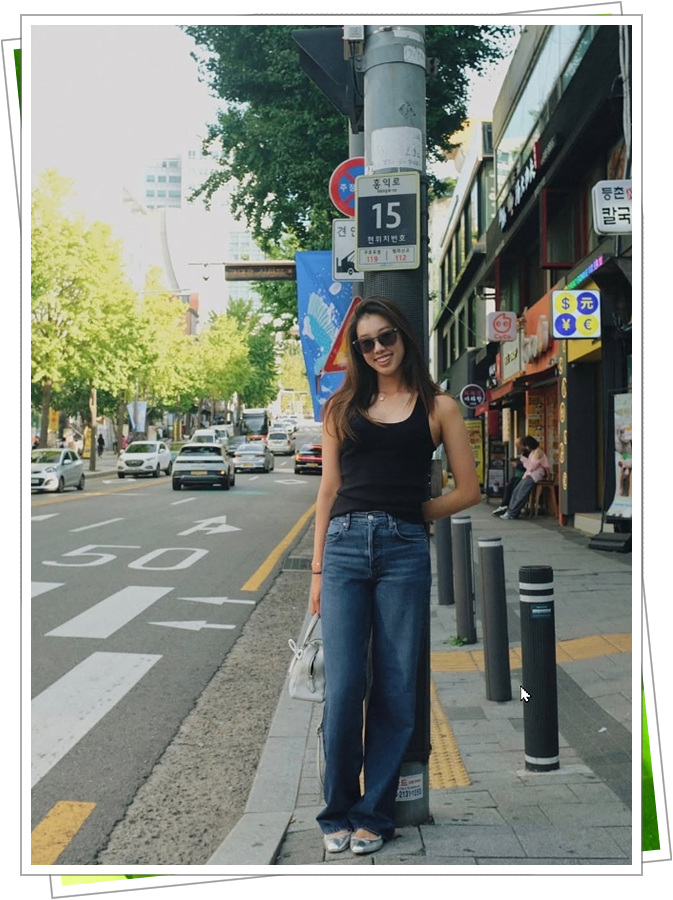 도로 전봇대에 기대어 선글라스를 쓰고 웃는 노예림 선수