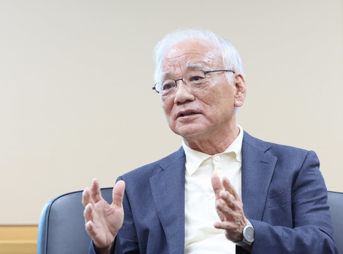 장형진 영풍 고문이 9월 24일 서울 종로구 영풍빌딩에서 인터뷰를 하고 있다