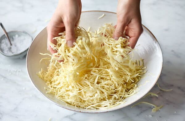 소금에 절이는 양배추 사진