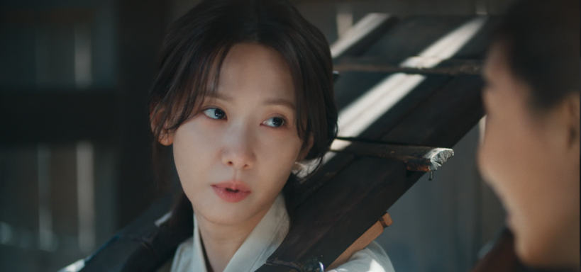 임윤아 배우님이 옆을 바라보는 모습