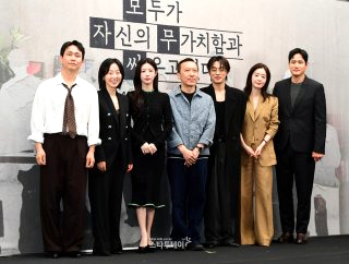 모두가 자신의 무가치함과 싸우고 있다 | 드라마 출연진 몇부작