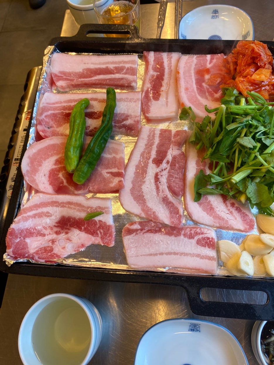 불판 위에 올라간 냉동삼겹살