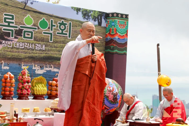 안도스님이 지구환경문제를 역설하고 있다