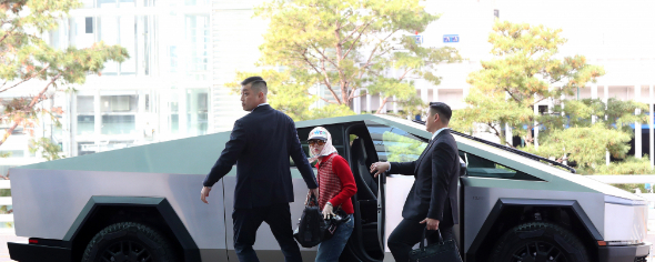 지드래곤이-사이버트럭에서-내리는-이미지